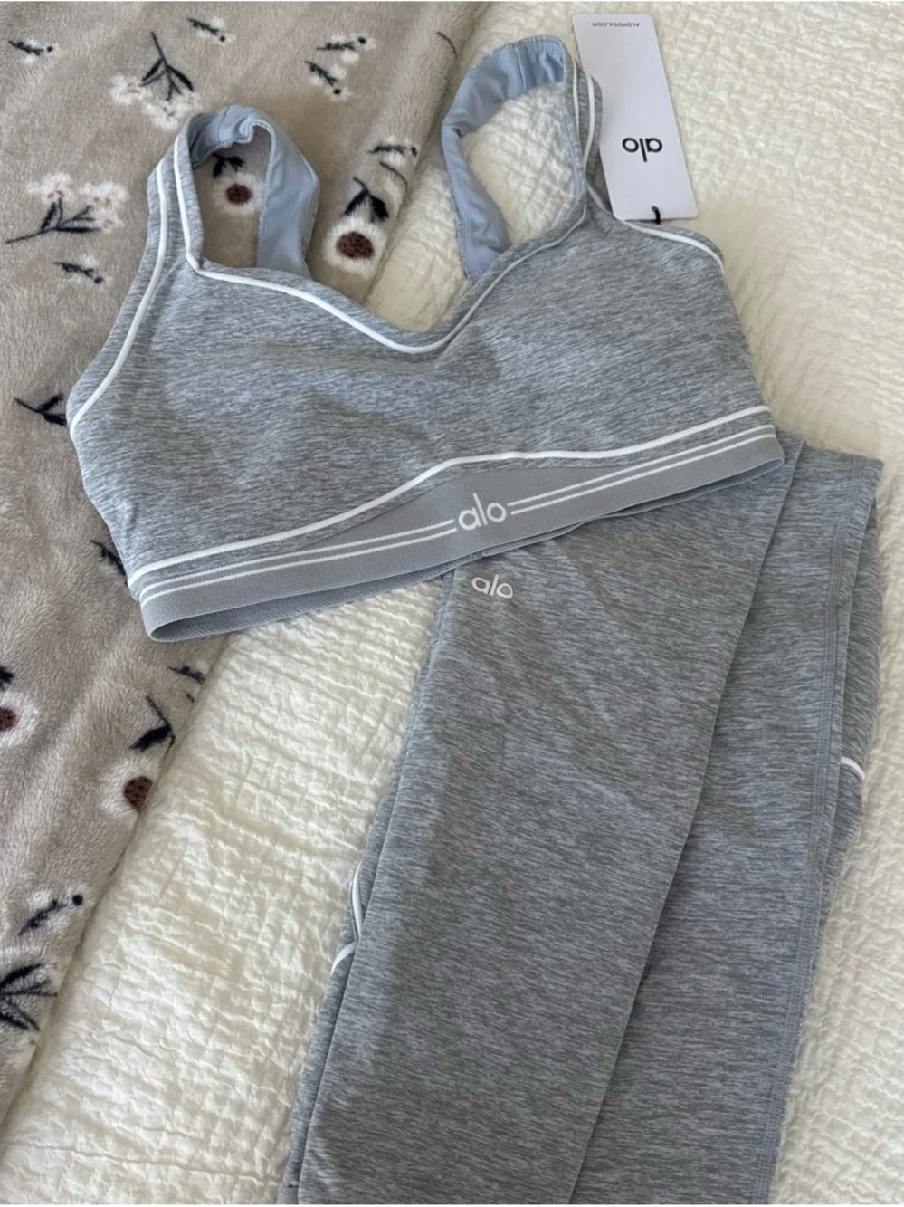 BUNDLE BRAND NEW ALO Yoga Gray Seamless Sports Bra & Leggings Set - Picture 2 of 9